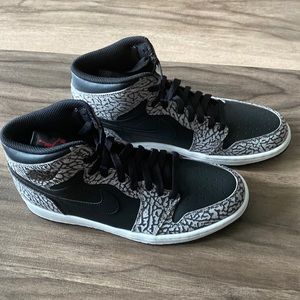 Air Jordan 1 Retro High Men’s Sneaker Size 8 (Equivalent to Women’s Size 9.5)
